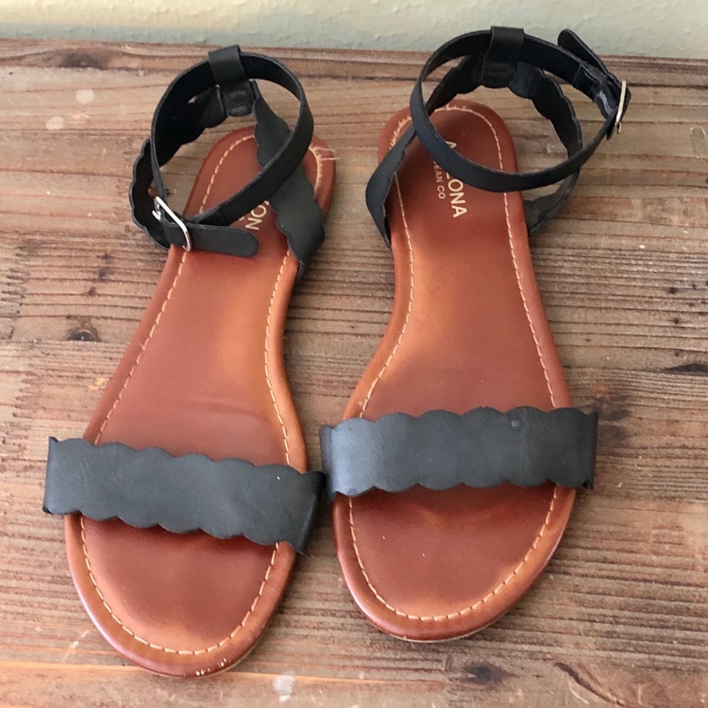 Flat sandals